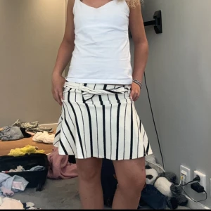 Randig kjol  - Säljer den hära fina kjolen då den har blivit förliten, kjolen är från zara 🩷 det finns även shorts under kjolen som är perfekt när det blåser ute. Hör av er vid frågor!🩷