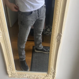 Gråa jeans  - Riktigt snygga G-stat raw jeans i topp skick. Knappt använda och inga slitage. Ny pris ligger runt 1100kr mitt pris 350kr 