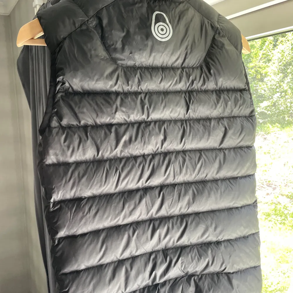 Säljer min sail racing väst då den inte kommer till använding längre. Den är i nyskick utom att det har en bit av västens material släppt från dragkedjan på ena fickan men detta är inget som syns. Vill man återgärda detta är det extremt lätt att göra. Takit.