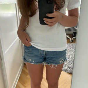 Levis jeansshorts - Säljer dessa 501 jeansshorts från levis då de är lite tajta på mig. De är sparsamt använda och har inga defekter💗💗