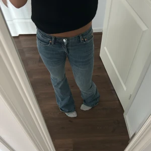Lågmidjade jeans - Fina lågmidjade jeans från Weekday, aldrig använda. Storlek 25/32 skulle säga att de passar XS/S i midjan! Min syster på bilden är 163 cm lång för referens❣️