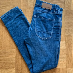 Hugo Boss jeans - Säljer ett par riktigt snygga Hugo Boss jeans i blå färg. Storleken är W32 L32⭐️ Det är ett riktigt skönt streatch material på dom.  Vårt pris 225kr✅ Skriv om ni har några frågor eller vill ha fler bilder!