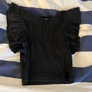 Zara topp - Jag säljer denna fina topp från zara då den har blivit för kort för mig. Den är väl använd men ändå i fint skick🩷 Säljer även två likadana i blå och vit!! Kontakta gärna innan ni trycker på köp nu