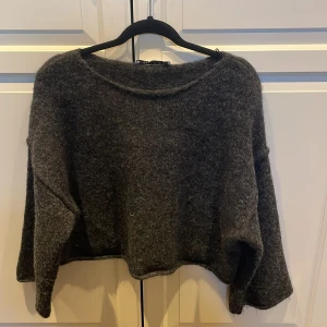 Stickad tröja - Köpt på zara. Mörkgrå
