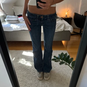 Lågmidjade jeans - Säljer dessa jeans då dem inte kommer till användning längre, är ca 166 cm lång💛