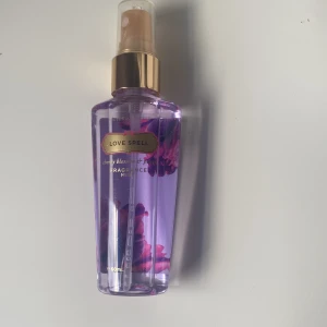 Victoria secret - Victoria secret love spell helt oanvänd och luktar som den ska 60ml. Pris kan diskuteras.