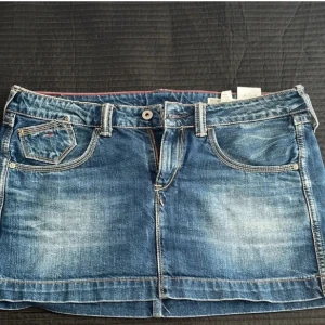 Jeanskjol - Säljer denhär jeanskjolen då jag inte får någon användning utav den. Bilderna är från förra säljaren och den är i superfint skick❤️ Mvh milly