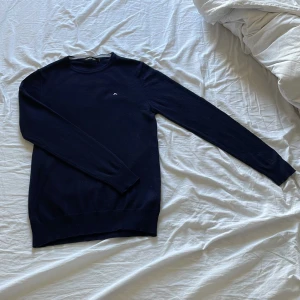 J.lindeberg merinoull tröja - Säljer min j.lindeberg merinoull tröja pga att den blivit för liten. Tröjan är i bra skick och knappt använd. Köpt på j.lindebergs butik ypris ca 1200kr (har inte kvitto). Tröjan ör storlek M och passar bäst om du ör mellan 170-180cm lång