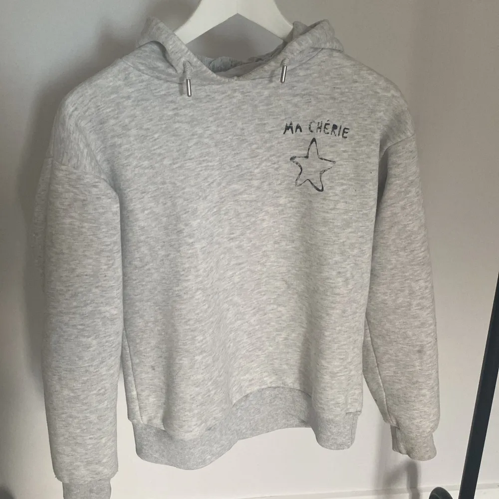 Säljer denna jättesköna hoodie från Gina Young och den är även lite tunnare!💕💕 hör av er vid fler frågor❣️. Hoodies.