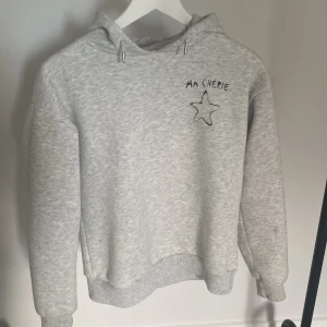 Ma cherie hoodie - Säljer denna jättesköna hoodie från Gina Young och den är även lite tunnare!💕💕 hör av er vid fler frågor❣️
