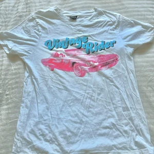 T-shirt - Cute t-shirt med färgglatt tryck. Knappt använd!☀️