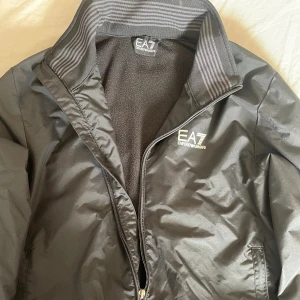Armani jacka  - Säljer denna bekväma jackan som knappt har kommit till användning Den är i extremt bra skick.  Ordinarie pris: 1424 kronor 💵 