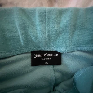 Juicy Couture - Super fina, men ena metal saken fattas där av priset. 🩷 dom passar även xs/s/m