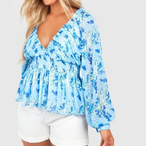  Blus - Jättefin helt ny blå blus från boohoo som aldrig är använd då den e för stor för mig💗