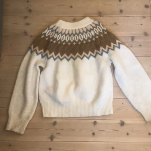 Stickad tjocktröja - Tjock stickad tröja som inte passar längre. Perfekt för hösten och vintern. Orginellt köpt för 399kr.