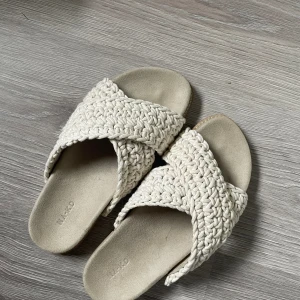 Virkade tofflor - Tofflor i stolek 38 från NAKD. Aldrig använda. Nypris 799kr