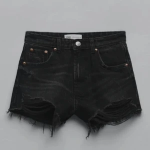 Svarta zara shorts - Jättefina shorts från zara,dem är i strl 38 men sitter mer som 36🥰
