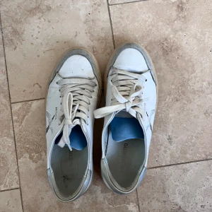 Axel Arigato skor  - Fina Axel Arigato skor!