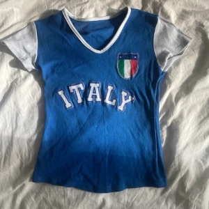 Baby tee💋 - Trendig baby tee me Italy tryck, passar ungefär xxs 💙