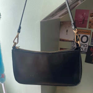 Svart väsk  - En liten svart som jag inte tycker passar min still längre. Skriv för mer information 