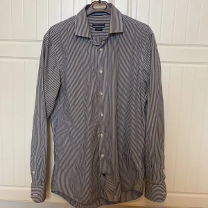 Tommy Hilfiger Skjorta - Blå/vit randig skjorta. Bra skick! Den är slim fit.