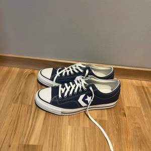 Säljer dessa converse skorna som aldrig är använda och är i jättebra skick. Nypris ligger runt 750, säljer för 600kr.