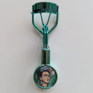Ögonfransböjare ,Frida Kahlo Tecknad,NY - Ögonfransböjare med bred vinkel/NY Ögonfransböjare & Påfyllning Material:Kolstål Har mer Frida Kahlo varor,Kolla gärna på mina andra annonser.