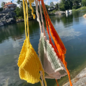 Virkade bikinis - Säljer handgjorda virkade bikinitoppar. Anpassad efter storlek och önskemål på färg. Bikinisarna är gjorda i 100% bomull💛💛