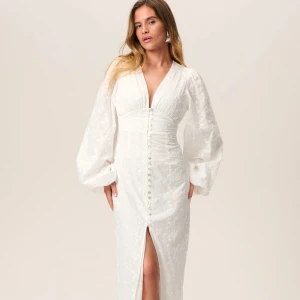 Adoore klänning - Säljer min Adoore klänning i strl 40, jag upplever den som liten i storleken och mer som en 38. Endast använd en gång ❤️ slutsåld på hemsidan, nypris: 1695 kr 