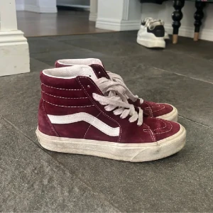 Röda vans - Jätte snygga röda vans!!  Lite röda på insidan, se tredje bilden! Men det är inget som syns när man har på sig dom!