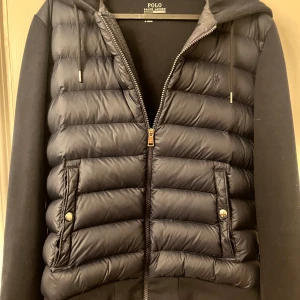 ralph lauren cardigan  - Väldigt bra skick storlek M. relativt sällsynt då produkten ej tillverkas längre, sitter väldigt bra och är skön perfekt för sena sommarnätter🧌❤️