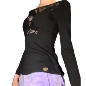 Svart tröja  - Som ni ser på bilden är den lite genomskinlig vid brösten som design.  Skriv om ni har någon fråga, svarar så snabbt jag ser de! ❤️