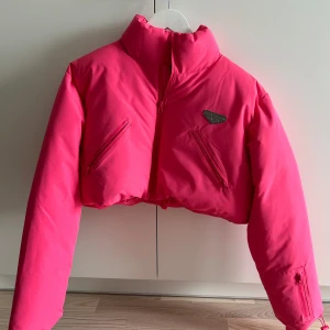 PLT SKI vinterjacka cropped - Skit snygg vinterjacka från prettylittlethings skid kollektion. Oanvänd! I storlek 36! Sitter jätte fint och är snygg till outfits eller i skidbacken.