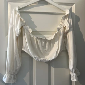 Off-shoulder topp  - Croppad off shoulder topp. Storlek M - passar även S. Köparen står för ev frakt. 