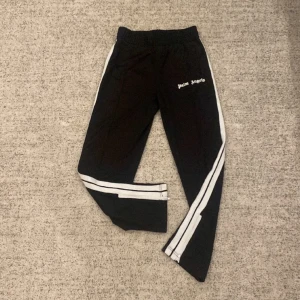 Palm angels byxor - Säljer mina nya Palm angels byxor, haft på mig dem en gång och jag köpte de för ett par veckor sedan. Säljer dem eftersom de inte passar min nya stil. Jag är 176 cm och de passar mig perfekt. Pris kan diskuteras vid snabbaffär. 