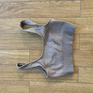 Amin tränings topp - Den är aldrig använd och är i bra skick. Den är u normal storlek!