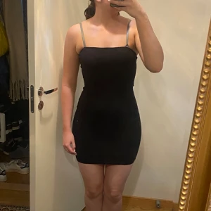 Minidress - Svart strapless klänning. Man kan ha den som kjol också. Super cute!💕