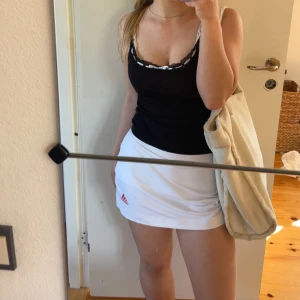 Kjol - Kjol från adidas i storlek xs/s som har inbyggda shorts💗