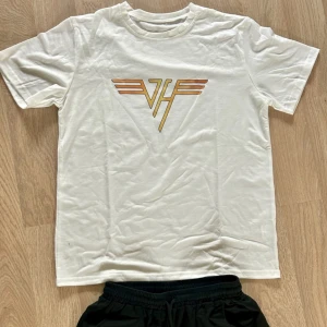 Snyggt set till kille. Eddie Van Halen logo - Oanvänd set med t-shirts & shorts. Passar till kille 14 år. Bra kvalite. Shortsen har fickor och är mjuka & sköna. 