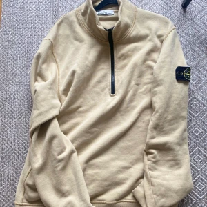Stone Island Half Zip Sweatshirt  - Bra skick! Köpt för två år sedan. 