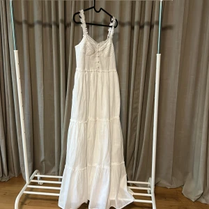 Sommarklänning - Vit sommarklänning från Gina tricot. Aldrig använd. Nypris 599kr. 