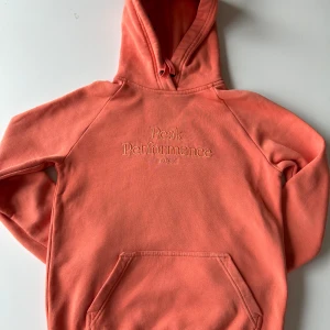 Hoodie - Jätte fin hoodie från Peak performance som är använd 2-3 gånger och är i jätte bra skick❤️❤️
