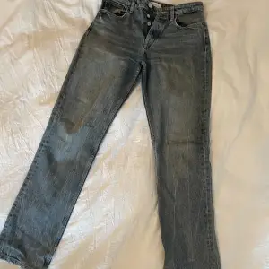 säljer mina mid waist mörkgråa jeans från zara då det inte kommer till användning längre. Säljs i storlek 38. 