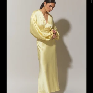 Gul klänning  - Säljer min klänning som endast har använts en gång. 