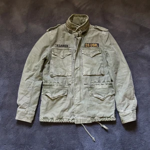 Ralph lauren field jacket - Tja säljer denna sjukt snygga och unika field jacket från Ralph lauren, storleken är XS men passar S utan problem. Jackan är i fint skick! Pris kan diskuteras!😃