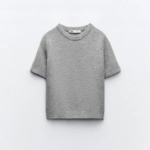 Stickad tröja från Zara - Grå stickad kortärmad tröja från Zara, knappt använd💕