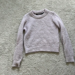 Stickad tröja  - Så fin stickad tröja ifrån vero Moda, storlek xxs petite men den är väldigt stretchig så skulle säga att den passar nån som har xs-s vanligt också, lite kortare modell❤️fint skick bara lite nopprig men man tänker inte på de