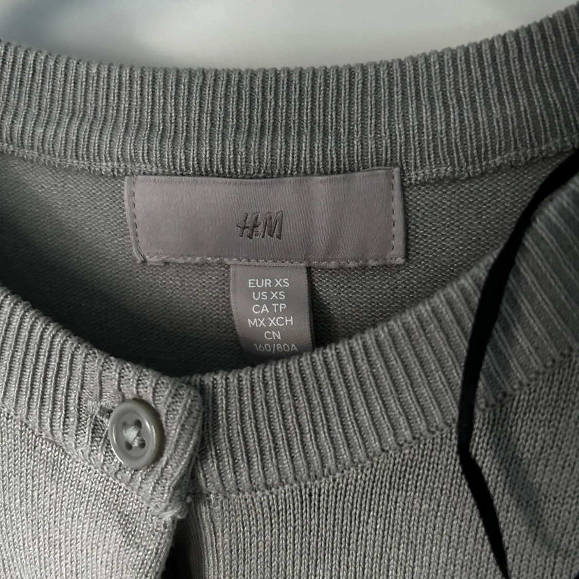 Stickad kofta med knappar - 90