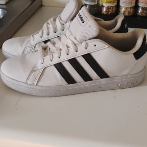 Adidas gympa skor  - Vita fina Adidas låga gympaskor, storlek 39 är i fin form