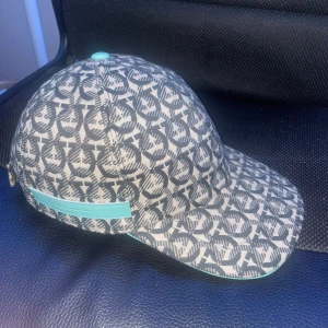 Ferregamo keps  - Oanvänd Ferregamo keps special edition som inte säljs längre kan bytas mot Gucci keps beige storlek S